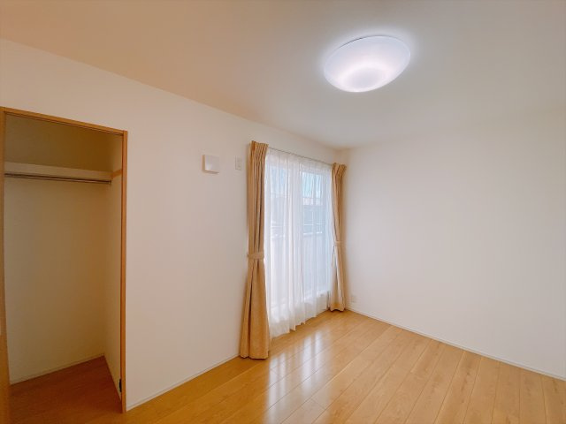 【中古戸建】前橋市亀里町の洋室|■2階洋室｜お子様の一人部屋にピッタリな洋室。木のぬくもりを感じるフローリングは、天然木の味わいが時とともに深みを増していきます。また、傷にも強く、フリーワックスでお手入れもラクラクです♪