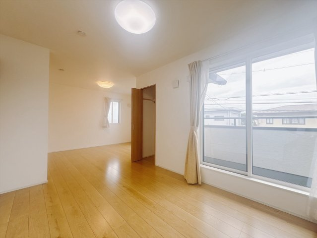 【中古戸建】前橋市亀里町の洋室|■2階洋室｜2階洋室には大きな窓をご用意しています。日中はあたたかな日差し差し込み自分時間も充実できますね＾＾