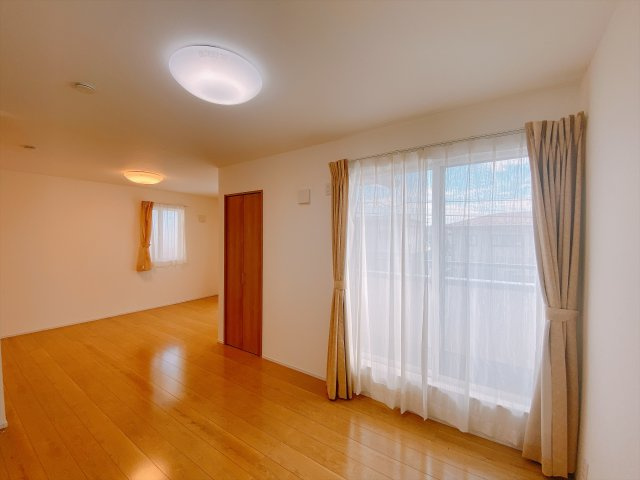 【中古戸建】前橋市亀里町の洋室|■2階洋室｜2階洋室には大きな窓をご用意しています。日中はあたたかな日差し差し込み自分時間も充実できますね＾＾