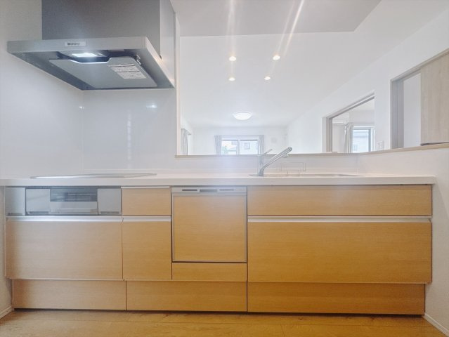 【中古戸建】前橋市亀里町のキッチン|■キッチン｜リビングまでの見通しが良く、家事をしながらでも、お子様の様子を見られるようになっています。お子様がいつもママのそばにいる安心感も生まれます♪