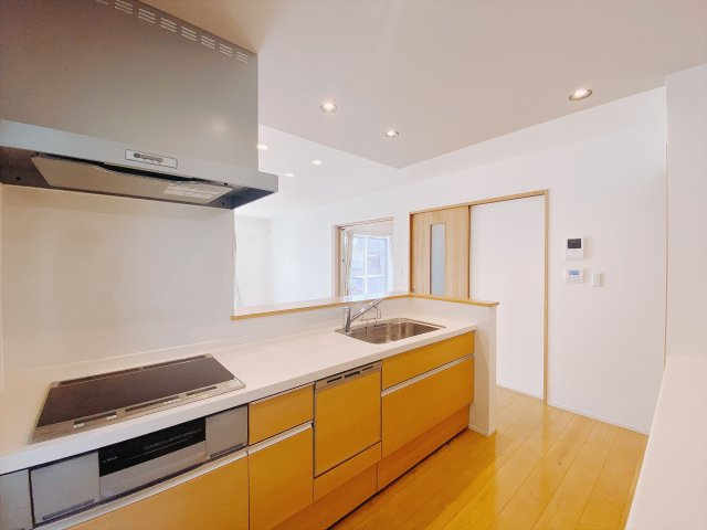 【中古戸建】前橋市亀里町のキッチン|■キッチン｜リビングまでの見通しが良く、家事をしながらでも、お子様の様子を見られるようになっています。お子様がいつもママのそばにいる安心感も生まれます♪