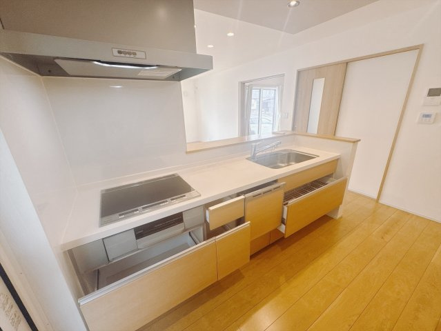 【中古戸建】前橋市亀里町のキッチン|■キッチン｜ワークトップの幅が広く、お子様といっしょにお料理をつくったり、ちょっとしたパーティーも楽しめます。フラットなのでお掃除がしやすいのもポイントです♪