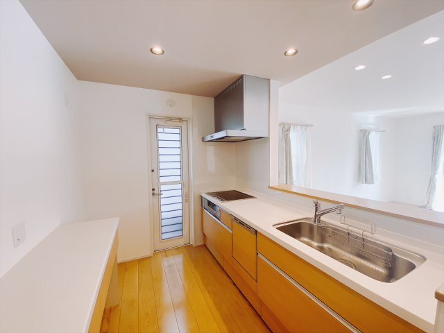 【中古戸建】前橋市亀里町のキッチン|■キッチン｜ワークトップの幅が広く、お子様といっしょにお料理をつくったり、ちょっとしたパーティーも楽しめます。フラットなのでお掃除がしやすいのもポイントです♪