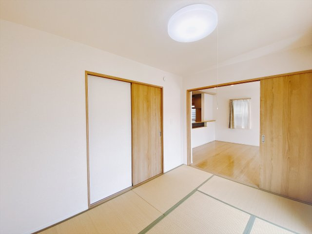 【中古戸建】前橋市亀里町の和室|■1階和室｜和室を書斎にしたり、冬にはコタツを敷いて家族みんなで年越しをするのもいいですね。家族みんなのお気に入りの空間になります♪