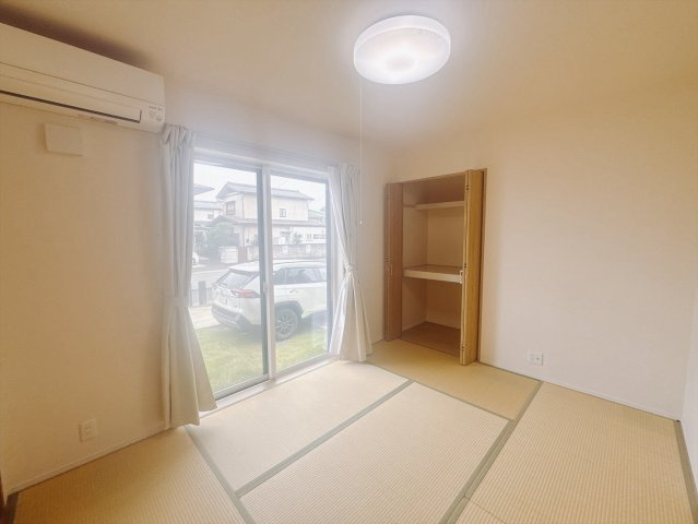 【中古戸建】前橋市亀里町の和室|■1階和室｜意外と場所をとるアイロンがけや、お洗濯物を畳むときにも広々と使うことができ、ちょっと一休みしたいとき、すぐに横になれるのも魅力です♪