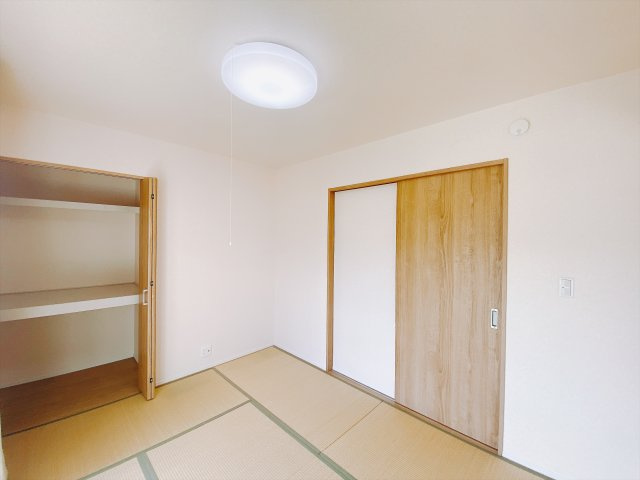 【中古戸建】前橋市亀里町の和室|■1階和室｜意外と場所をとるアイロンがけや、お洗濯物を畳むときにも広々と使うことができ、ちょっと一休みしたいとき、すぐに横になれるのも魅力です♪