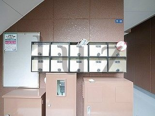 アヴニール鶴見のその他共用部分|エントランス部分に共有ポストです。