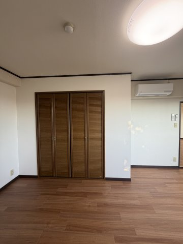 フェアリー小平の寝室|主寝室の収納です。エアコン付（新品）