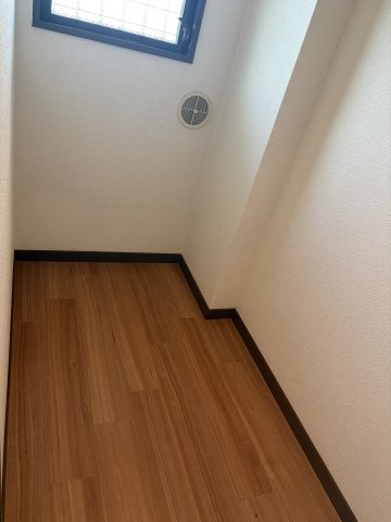フェアリー小平の玄関|下足入れの奥に広い収納があります。高さがあるので荷物が多い方におすすめです。