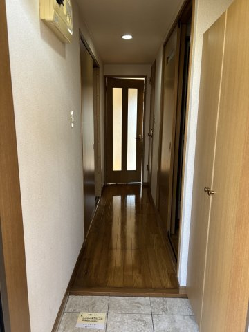 グランデージ中野栄の玄関