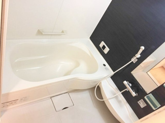 【浴室】 | ※同タイプの別の部屋の写真です。
