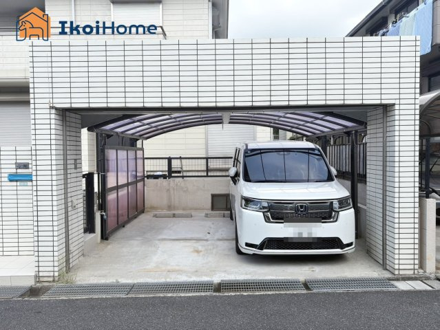 神戸市西区竹の台4丁目　中古戸建の駐車場|【ホームページに現地動画掲載中】●年中無休：当日予約可●お車は並列2台駐車可！カーポート付きで安心！