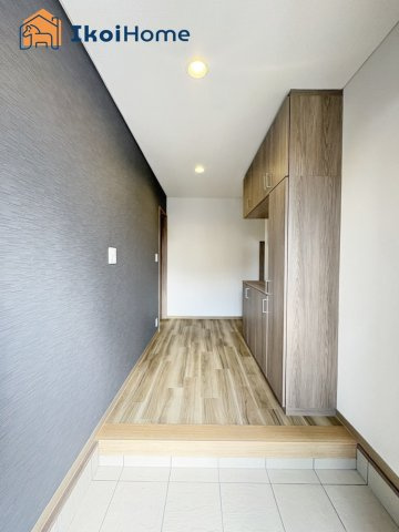 神戸市西区竹の台4丁目　中古戸建の玄関|【ホームページに現地動画掲載中】●年中無休：当日予約可●リノベ済で落ち着いた色合いのおしゃれな空間♪