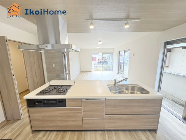 神戸市西区竹の台4丁目　中古戸建のキッチン|【ホームページに現地動画掲載中】●年中無休：当日予約可●開放的なアイランドキッチン♪食洗機付きです！
