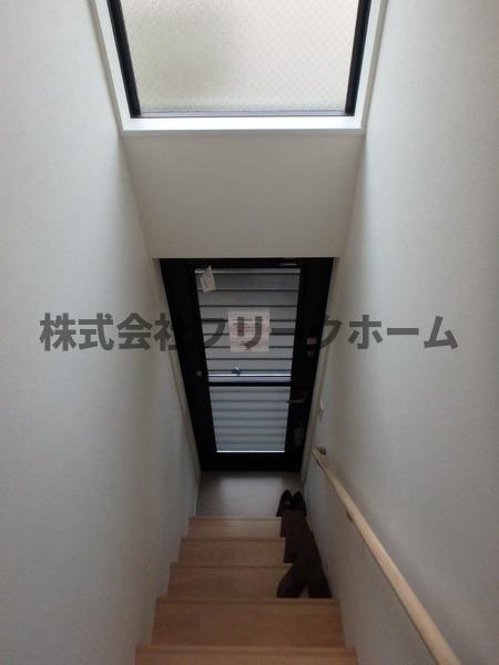 三鷹市下連雀３丁目のアパートの玄関