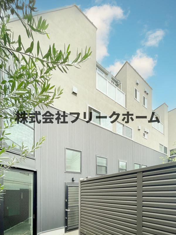 三鷹市下連雀３丁目のアパートの外観