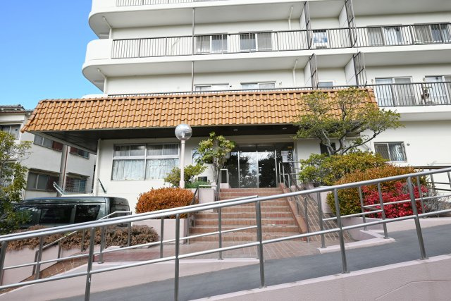 シャルム野中南公園の外観|足の不自由な方や大きな荷物の搬入にも利用して頂けるスロープ付きです。