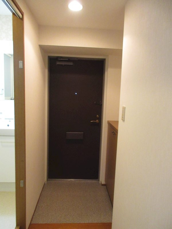 弥生町リバーサイドマンションの玄関
