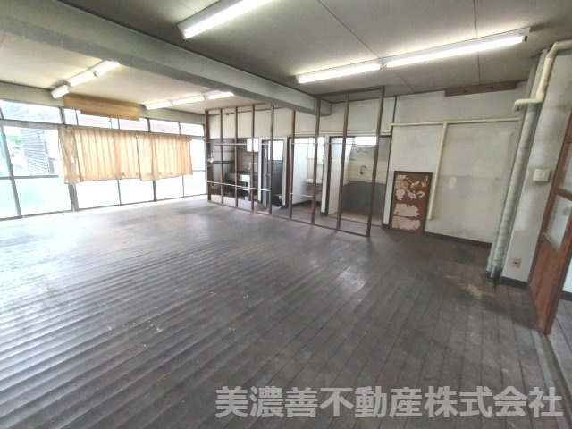 ６４８１２　岐阜市北一色7丁目作業場・倉庫・居宅の内装