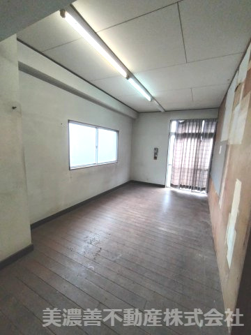 ６４８１２　岐阜市北一色7丁目作業場・倉庫・居宅の内装