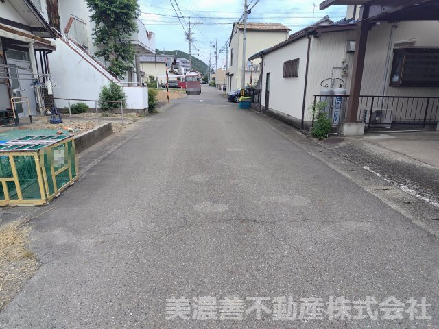 ６４８１２　岐阜市北一色7丁目作業場・倉庫・居宅の前面道路含む現地写真