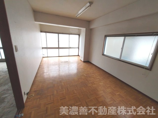 ６４８１２　岐阜市北一色7丁目作業場・倉庫・居宅の内装
