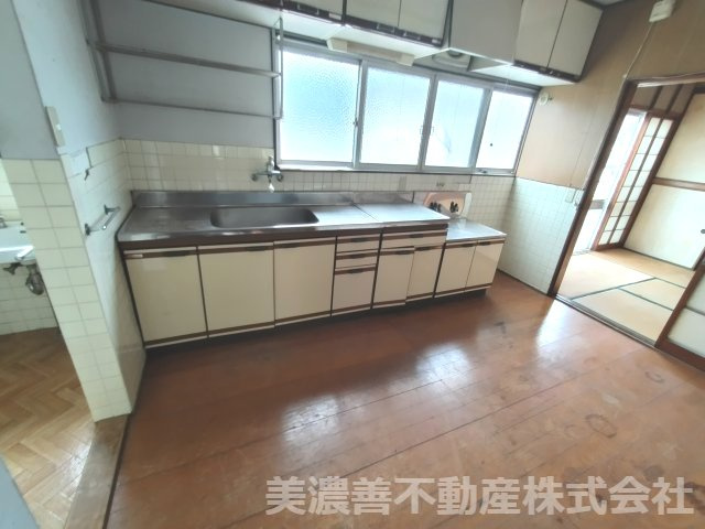 ６４８１２　岐阜市北一色7丁目作業場・倉庫・居宅のキッチン