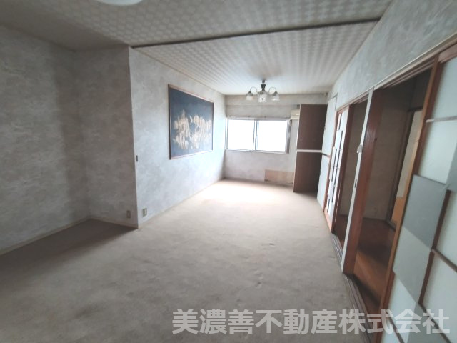 ６４８１２　岐阜市北一色7丁目作業場・倉庫・居宅の洋室
