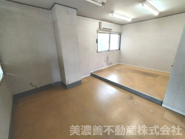 ６４８１２　岐阜市北一色7丁目作業場・倉庫・居宅の洋室