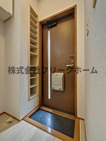 三鷹市下連雀４丁目のアパートの玄関
