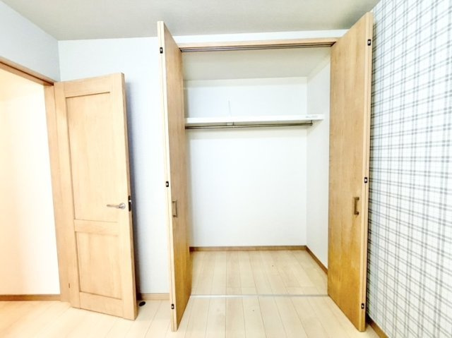 中古戸建　尼崎市大庄北5丁目の収納|2階子供部屋　約4.0帖　ハンガーパイプと枕棚付き大型クローゼット収納。整理整頓の習慣も身につきます。