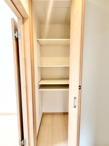 中古戸建　尼崎市大庄北5丁目の収納|3階廊下収納　高さ調節ができる可動棚付き！日用品のストックや掃除用具の保管に便利な嬉しい設備。