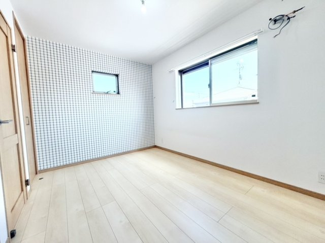 中古戸建　尼崎市大庄北5丁目の洋室|3階洋室　約5.3帖　南西二面採光の明るい空間！クローゼット完備でお部屋を広々スマートに使えます♪