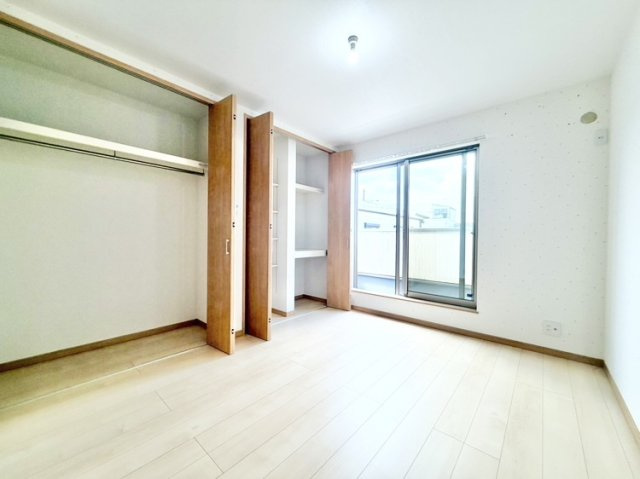 中古戸建　尼崎市大庄北5丁目の寝室|3階寝室　約5.7帖　大きなクローゼット＆棚付きで収納充実！バルコニー直結で陽当たりも良好です♪