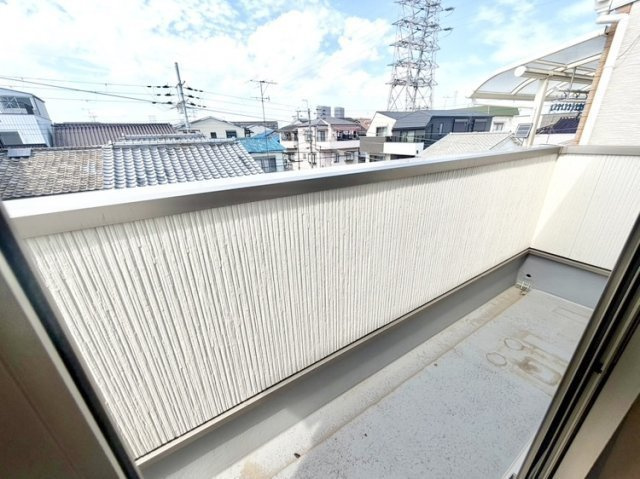 中古戸建　尼崎市大庄北5丁目のバルコニー|3階バルコニー　3階北側洋室から出られ、直射日光を避けたい衣類の陰干しや、気分転換の場所としても♪