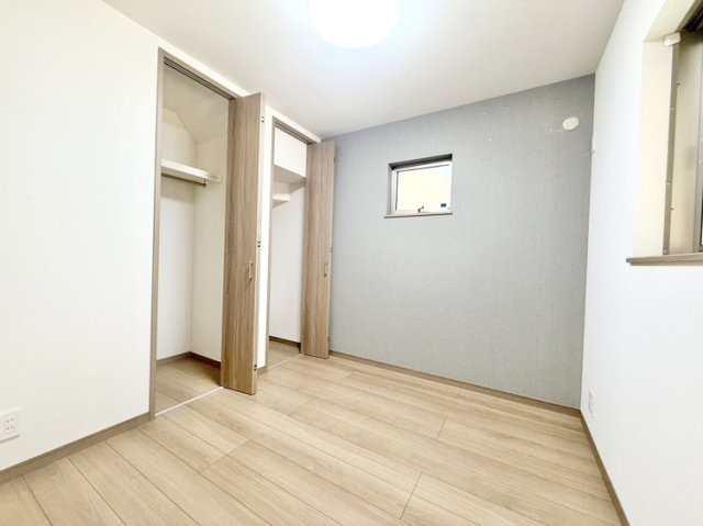 中古戸建　尼崎市大庄北5丁目の洋室|1階洋室　約3.6帖　駐車場後ろの静かな一室。収納2箇所完備で、テレワーク部屋や衣裳部屋にも活躍。