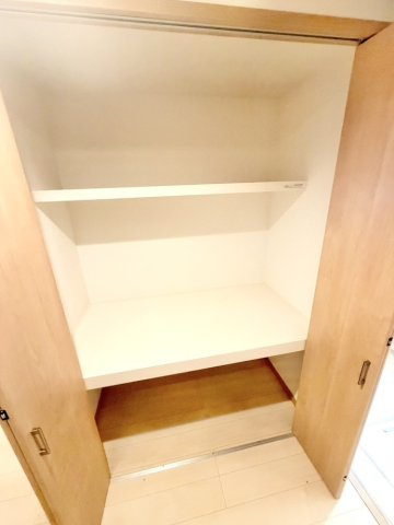 中古戸建　尼崎市大庄北5丁目の収納|1階廊下大型収納　掃除用品や買い置き、季節物の収納にも活躍し、廊下まわりがすっきり片付きます。