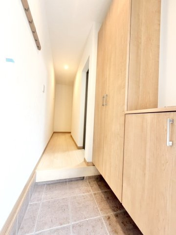 中古戸建　尼崎市大庄北5丁目の玄関|木目調で統一された明るく爽やかな玄関スペース。収納力豊富なシューズクローゼット付きで来客時も安心です。