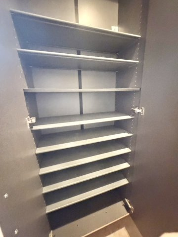 中古戸建　尼崎市大庄北5丁目の収納|1階シューズクローゼット　天井までたっぷり入り、棚板の高さを調整でき、家族全員の靴をきれいに整理整頓。