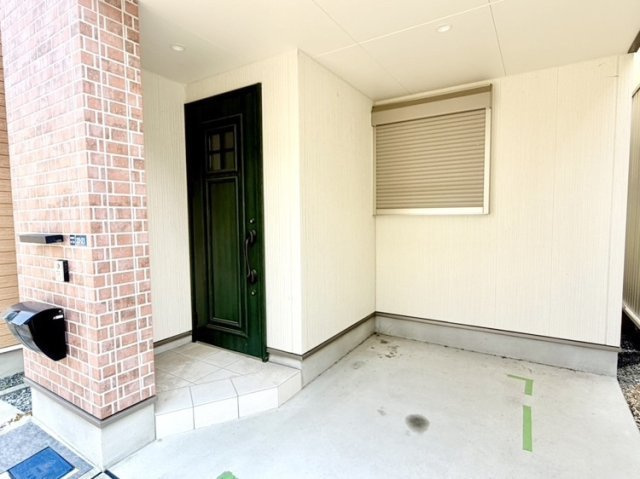 中古戸建　尼崎市大庄北5丁目のエントランス|シックな玄関ドアとレンガ調が映える玄関アプローチ！屋根付きで雨の日も焦らず解錠できます。