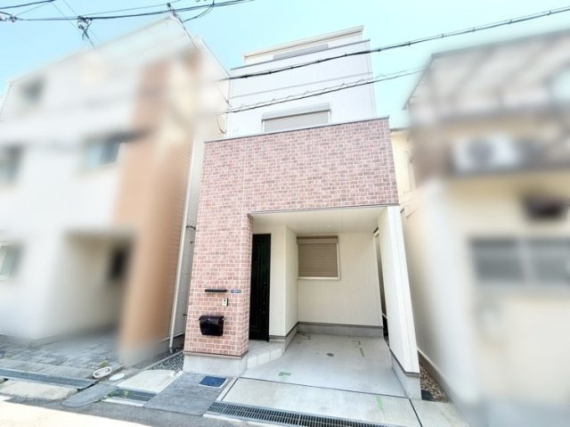 中古戸建　尼崎市大庄北5丁目の外観|レンガ調デザインが目を惹くビルトインガレージ付の3階建て！陽当り・通風良好な2面バルコニーで開放感◎