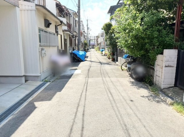 中古戸建　尼崎市大庄北5丁目の前面道路含む現地写真|前面道路は幅員約4.4ｍ。通り抜けが少ないため落ち着いた住環境で、お車の出し入れもしやすい道路です。