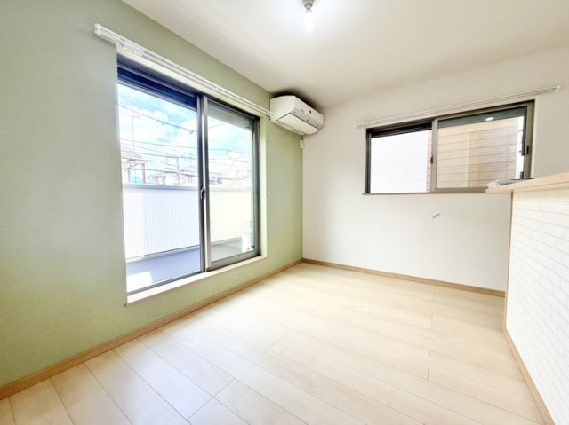 中古戸建　尼崎市大庄北5丁目の居間・リビング|キッチン横にダイニングテーブルを配置しやすい間取り！配膳動線もスムーズで、家族の時間を快適に過ごせます。