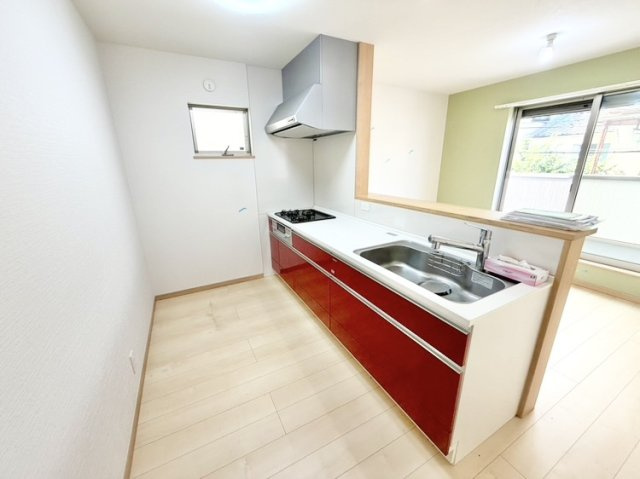 中古戸建　尼崎市大庄北5丁目のキッチン|会話が弾む対面システムキッチン！ 3口コンロ・グリル完備＆小窓付きでニオイがこもりにくく快適です。