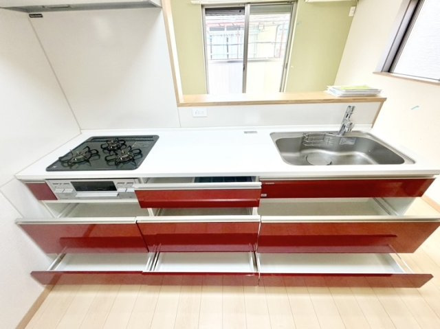 中古戸建　尼崎市大庄北5丁目のキッチン|出し入れラクラクな全開式引き出し収納！足元まで無駄なく収納でき、キッチンまわりが綺麗に片付きます。