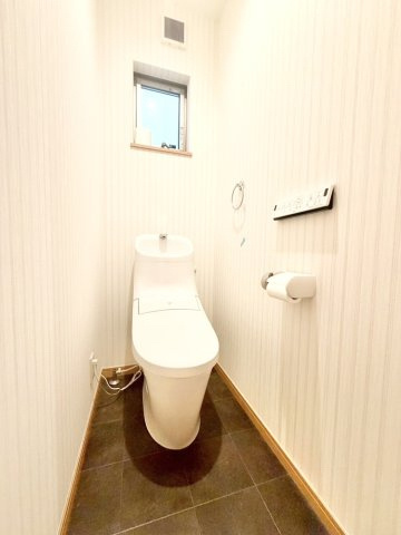 中古戸建　尼崎市大庄北5丁目のトイレ|1階トイレ　温水洗浄便座を完備。季節を問わず快適な使い心地です。(2階にもございます)