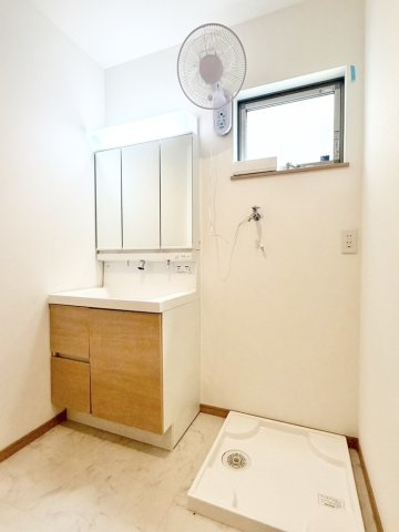 中古戸建　尼崎市大庄北5丁目の独立洗面台|1階洗面室　木目調の洗面台は収納豊富な三面鏡付き！窓付きで風通しも良く洗面・洗濯が快適な空間。