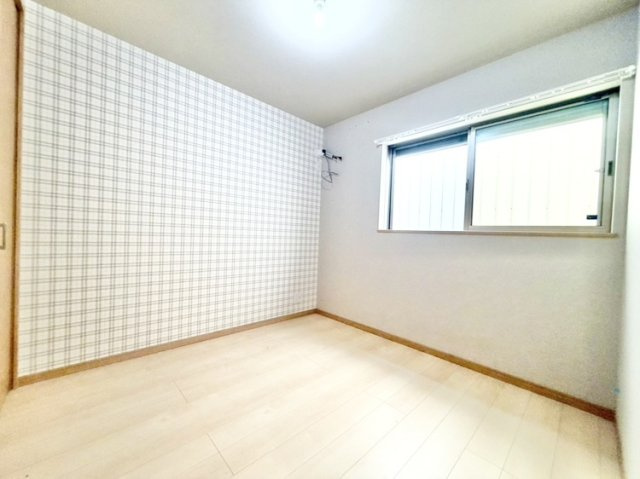 中古戸建　尼崎市大庄北5丁目の子供部屋|2階子供部屋　約4.0帖　DKと出入り口が分かれており、プライベートな時間や勉強に集中できる空間。