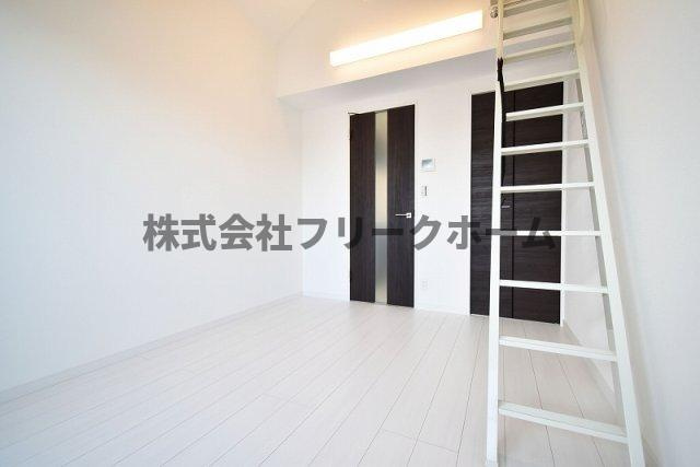 小金井市東町４丁目のアパートの居間・リビング