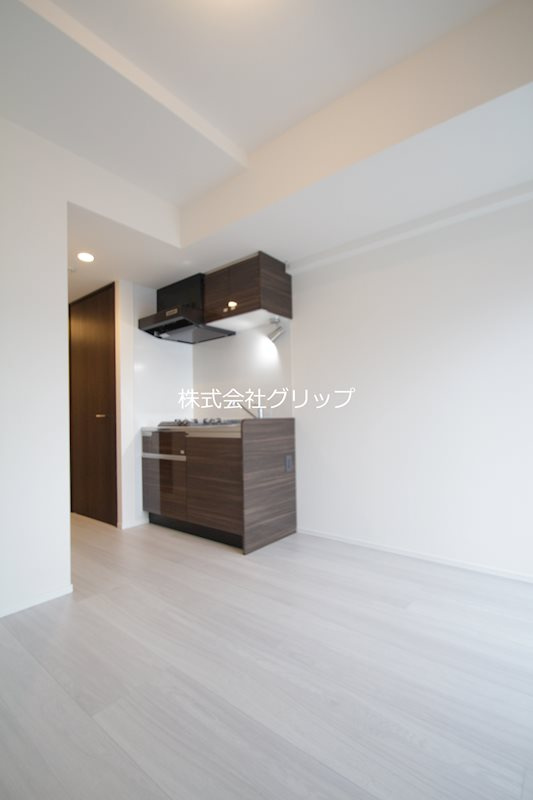 横浜市西区久保町の賃貸マンションの居間・リビング